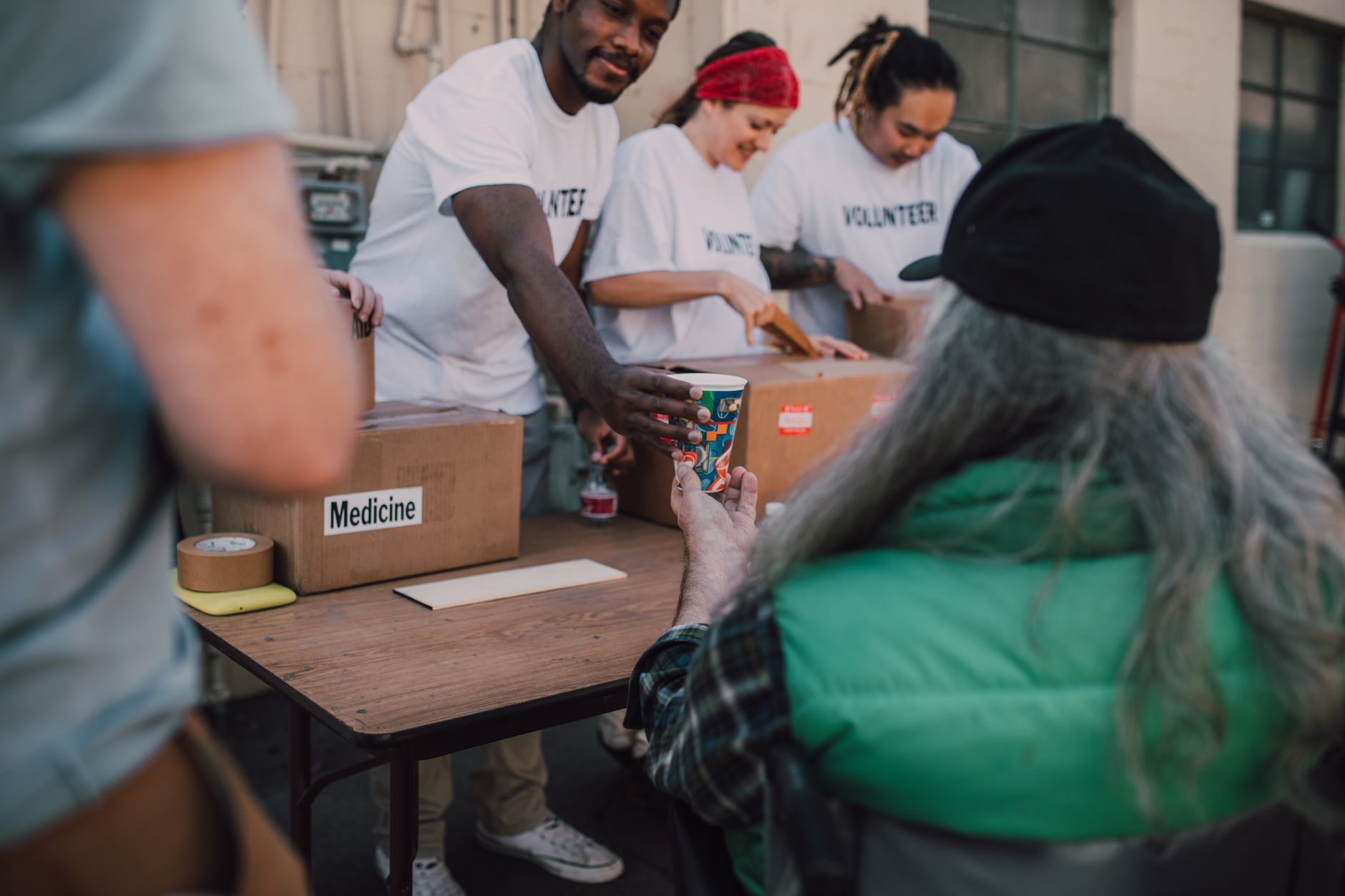 Ilustracja: How Homelessness Support Charities Help Communities Acr How Homelessness Support Charities Help Communities Across the UK - zdjecie w tresci