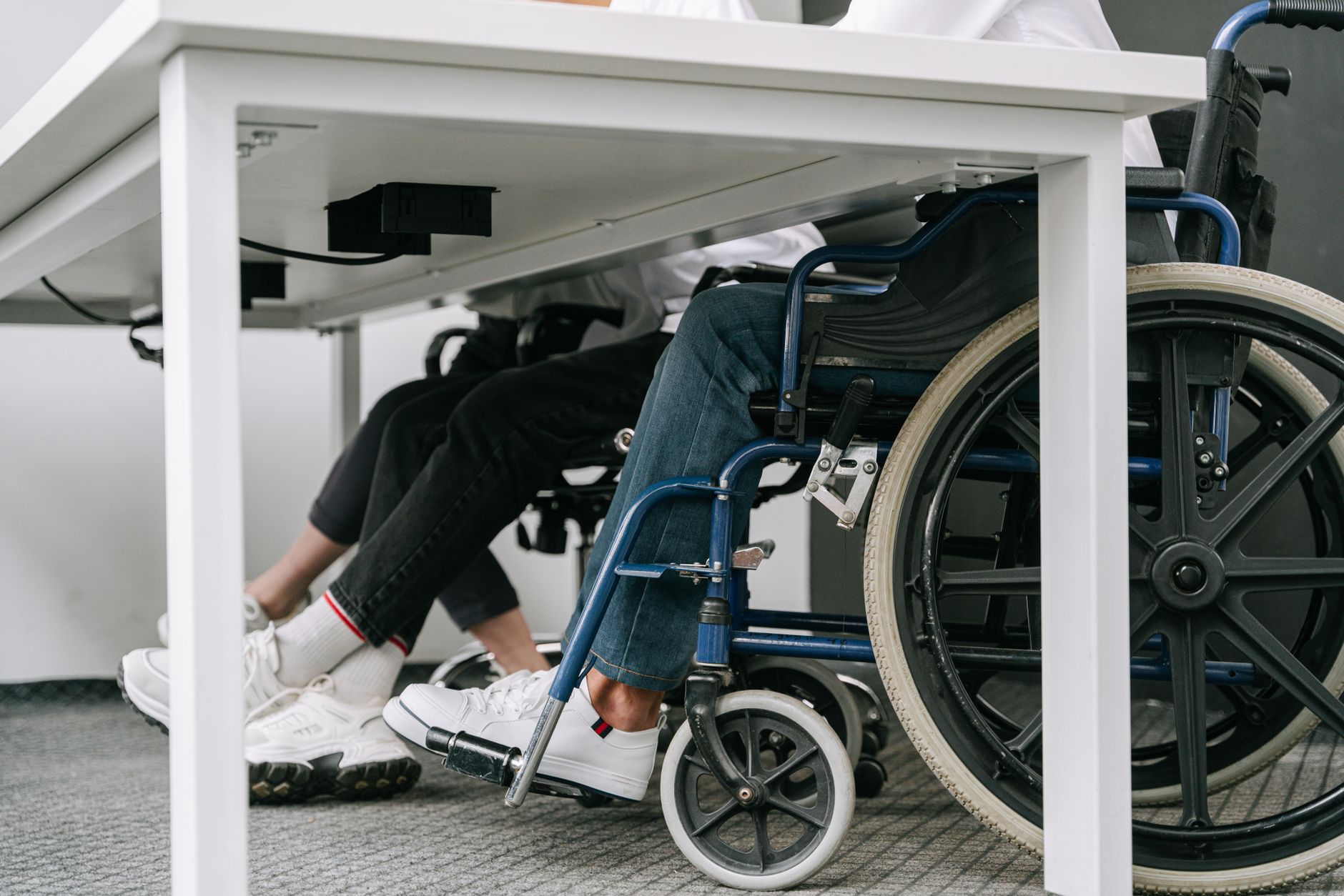 Ilustracja: Disability Support Services in the UK: A Practical Comm Disability Support Services in the UK: A Practical Community Guide - zdjecie w tresci